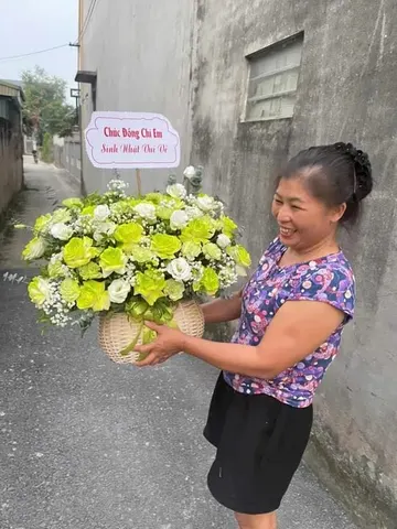 Khách hàng nhận khai trương tại 365HappyFlower